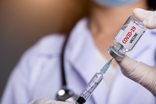 Ce riscuri pot apărea dacă te vaccinezi de COVID19? Simptome asemănătoare cu infecția