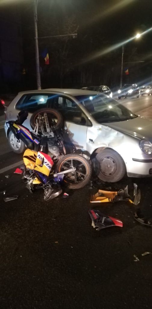 ACCIDENT pe Bulevardul Nicolae Titulescu! Un motociclist, transportat la spital după ce a intrat într-o mașină