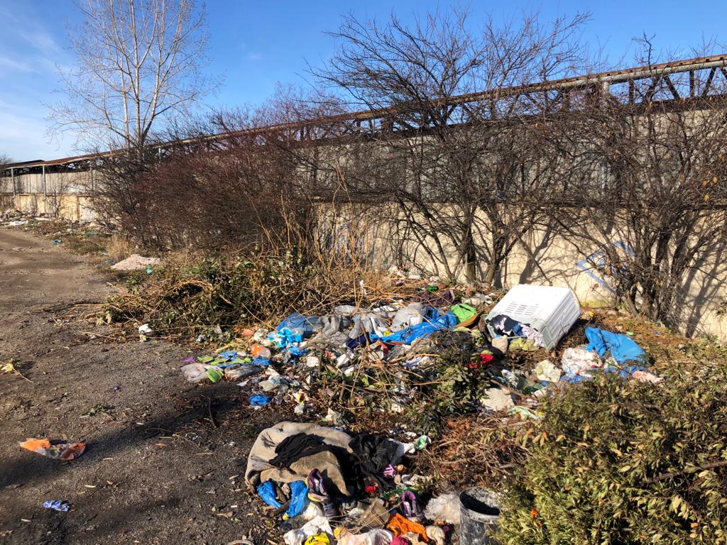 Mormane de gunoi abandonate lângă șinele de tren dinspre Someșeni! Orașul se umple de deșeuri. FOTO