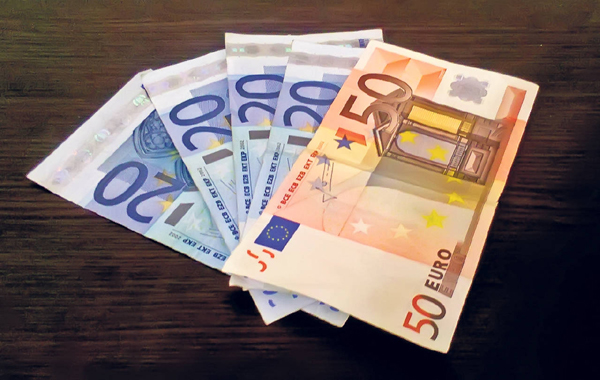 ATENȚIE! Bancnote de euro contrafăcute, puse în circulație în România