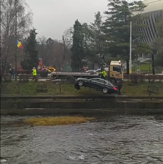 Mașina căzută în Someș vineri seara a fost ridicată doar azi. FOTO/VIDEO