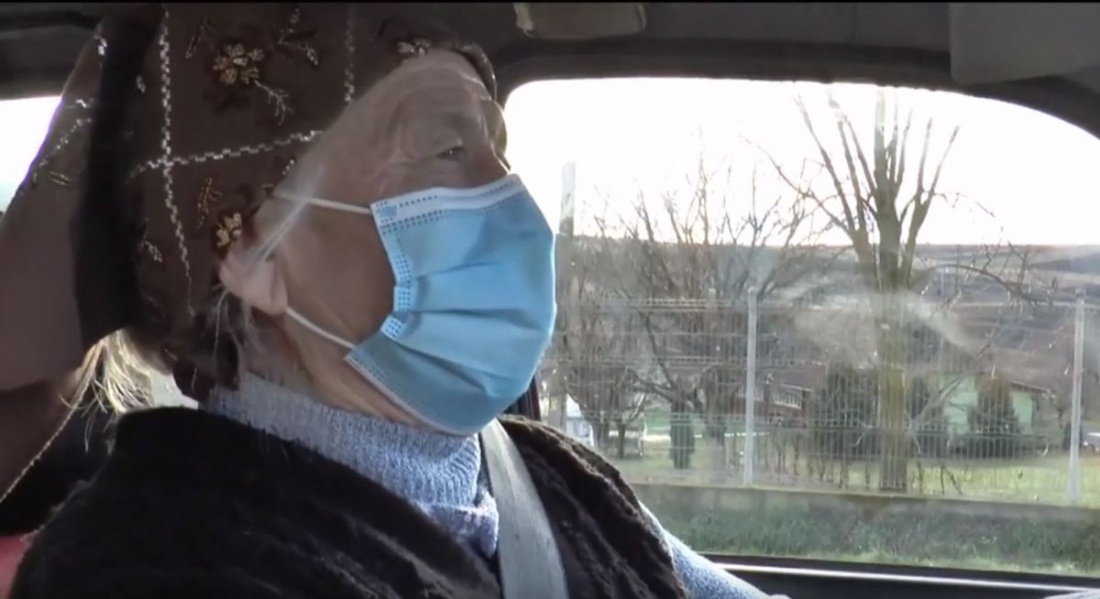Stăpână pe volan la 74 de ani. O femeie din Cluj conduce mașina, mopedul și tractorul