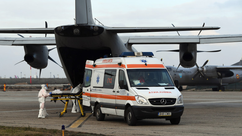 Doi pacienți COVID în STARE GRAVĂ, transportați cu avionul militar din Capitală la o secție ATI din țară