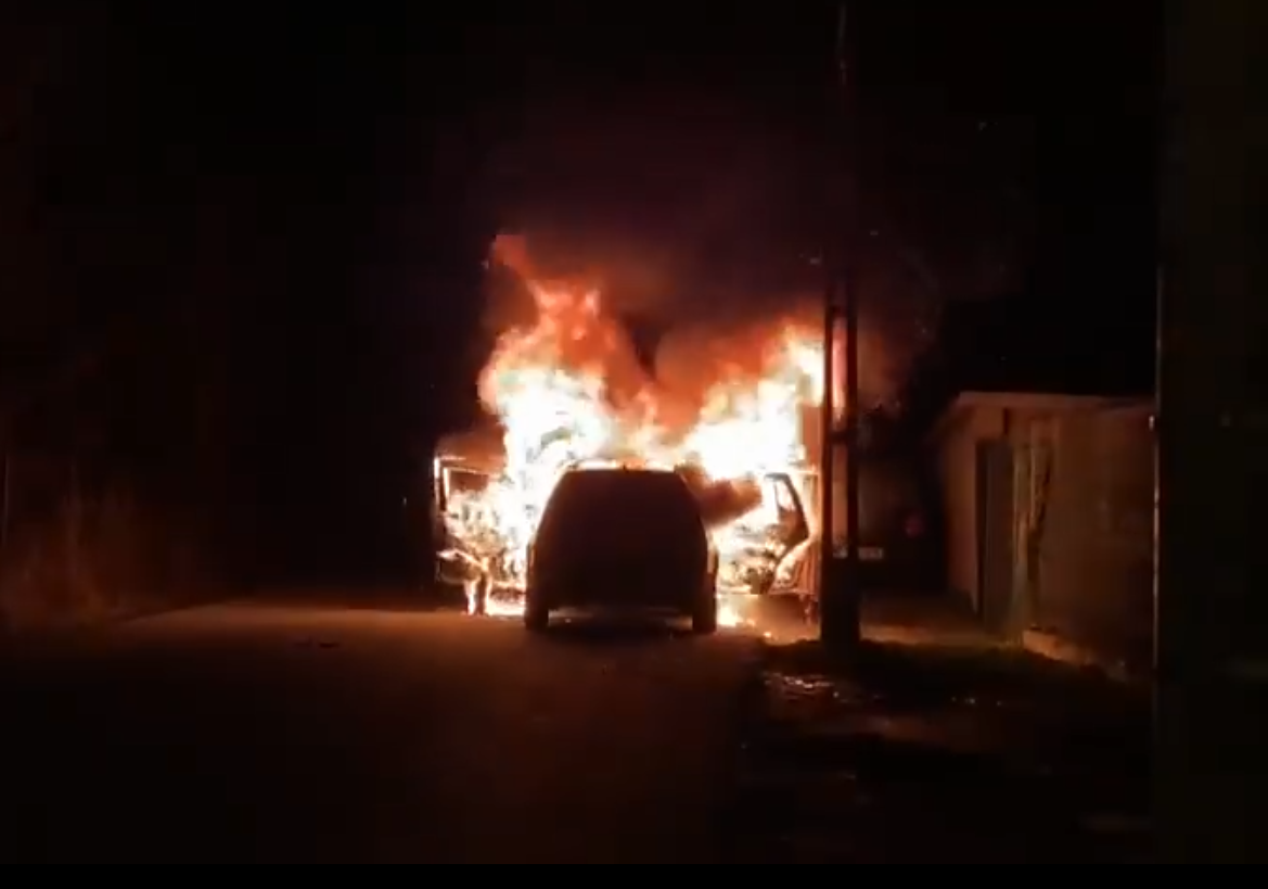 Mașină ÎN FLĂCĂRI în Zorilor! A ars ca o torță. FOTO/VIDEO