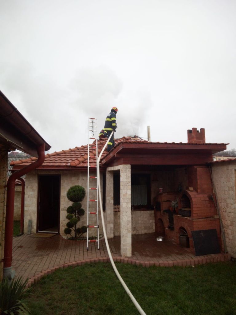 INCENDIU la o casă din Dej. Flăcările au pornit de la coșul de fum. FOTO