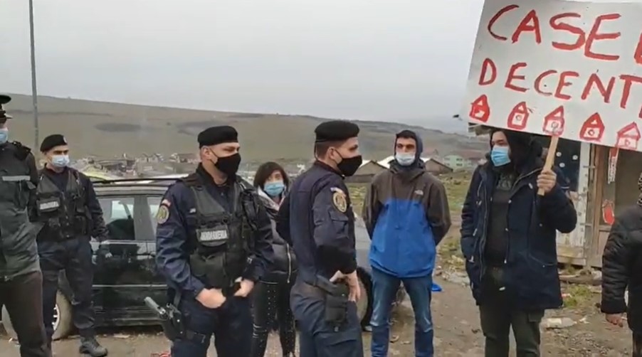 Romii cer o viață decentă! Jandarmii au descins la manifestația din Pata Rât. VIDEO