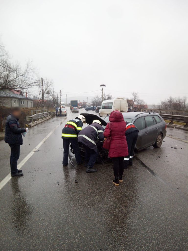 Cinci mașini, implicate într-un accident în lanț, lângă Gherla - FOTO/VIDEO