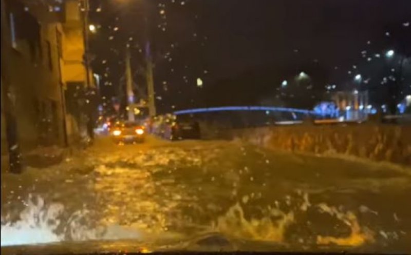 Străzile Clujului, inundate de Crăciun. Apa a pătruns în casele și curțurile oamenilor. GALERIE FOTO.