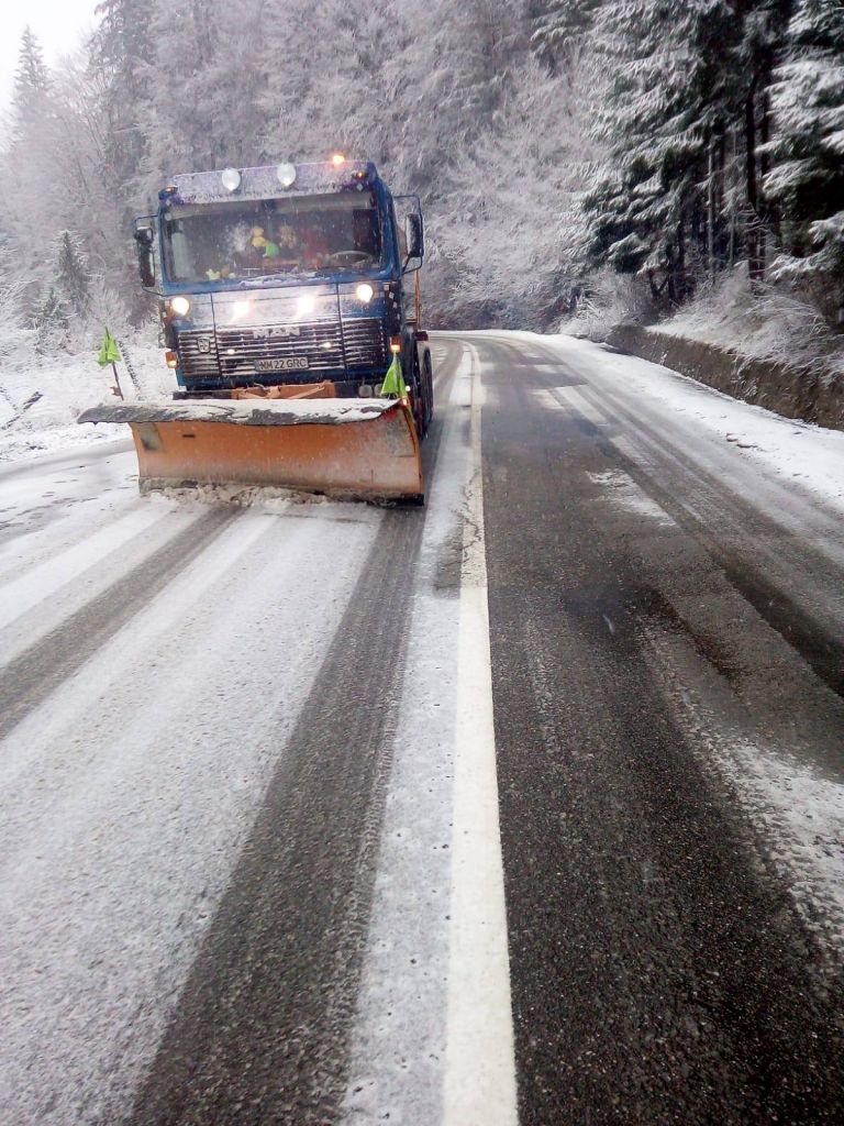 Ninge ca-n povești, lângă Cluj! Drumarii, chemați să intervină pentru deszăpezirea unei șosele