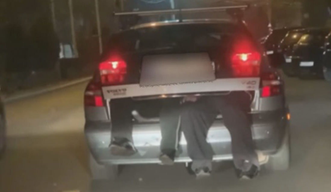 VIDEO. Doi prieteni beți mangă, transportați de o femeie în portbagajul unei mașini