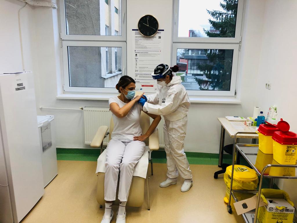 5.666 de persoane au fost vaccinate în România. 17 oameni vaccinați au avut reacții adverse