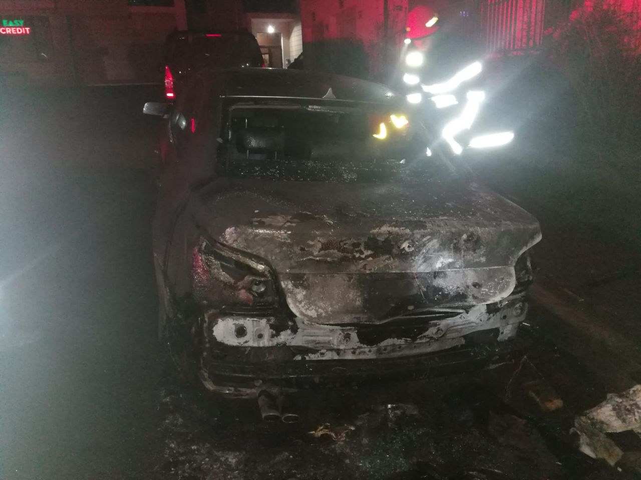 O mașină a luat FOC în parcare pe strada Teodor Mihali! Flăcările au pornit de la instalația electrică a mașinii. FOTO