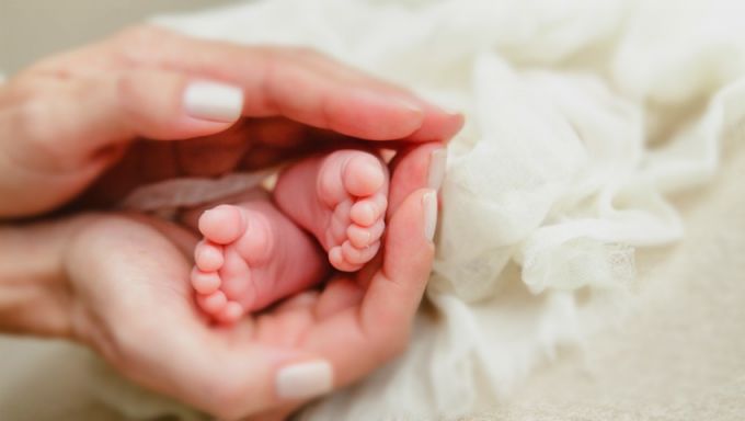 Cel mai grăbit bebeluș s-a născut la Cluj! Băiețelul a sosit pe lume la doar 11 minute după miezul nopții, în noapte dintre ani.