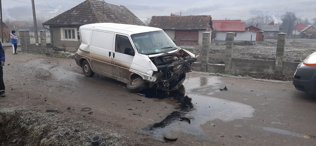 O autoutilitară a intrat în gardul unei case din Cluj și s-a făcut PRAF! Șoferul, transportat de urgență la spital