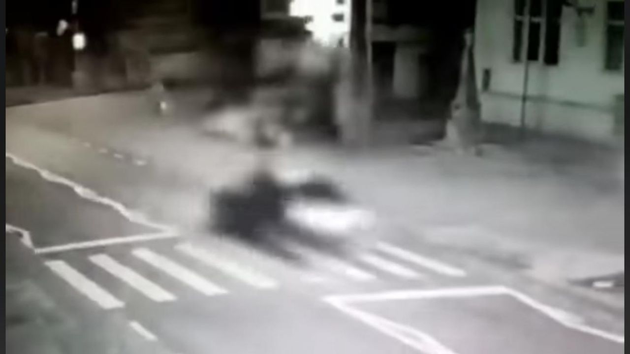 VIDEO. Momentul în care un pieton a fost spulberat pe trecerea de pietoni în Baciu, înregistrat de o cameră de filmat