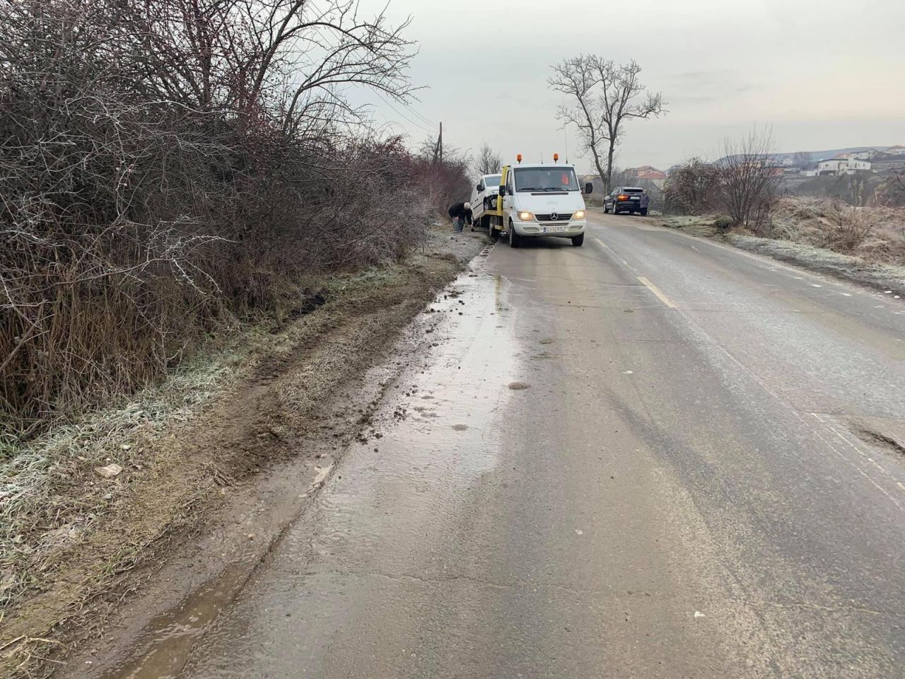 Atenție, șoferi! Strat de GHEAȚĂ pe Valea Chintăului. Trei mașini au ajuns în șanț - FOTO