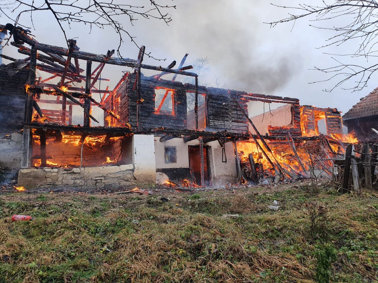Duplex mistuit de flăcări. Focul a pornit de la o sobă - GALERIE FOTO