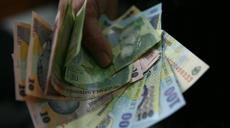 Un tânăr a furat bani dintr-un magazin din Cluj-Napoca și a bătut un angajat