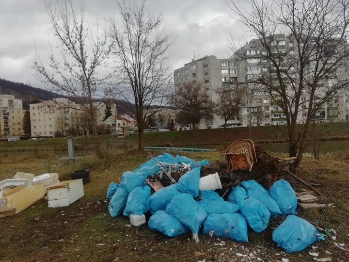 Curățenie și stăvilar pentru oprirea deșeurilor, pe Someș, după ce activiștii „au bombardat” primăria cu sesizări