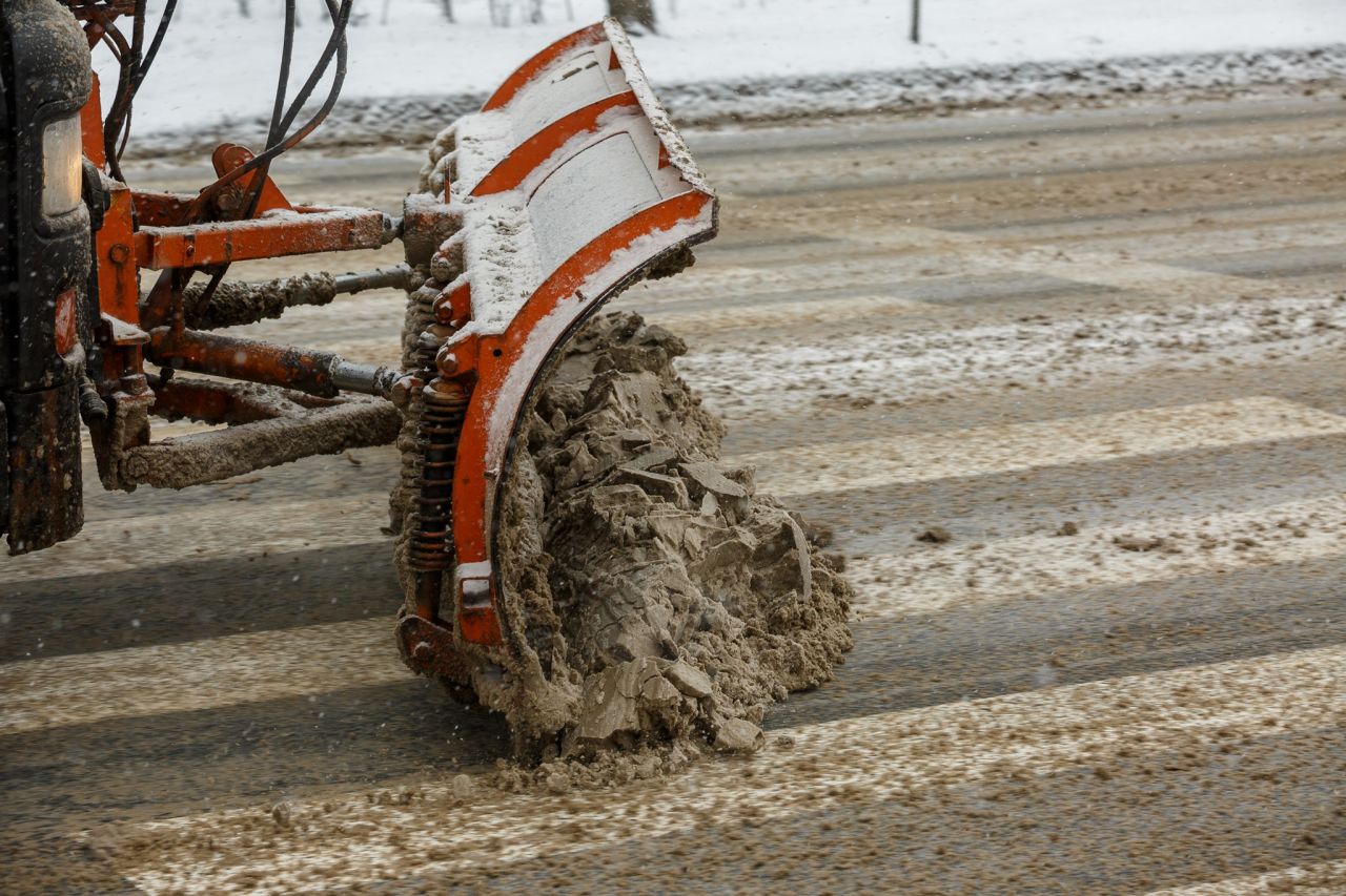 Nu există străzi inaccesibile în Cluj-Napoca din cauza ninsorilor. În ultimele zile s-au turnat 600 de tine de material antiderapant.