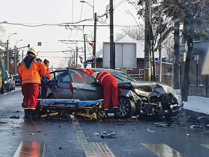 ACCIDENT cu două mașini pe strada Traian Vuia. O mașină a fost distrusă! GALERIE FOTO. Sursă foto: Info Trafic 24