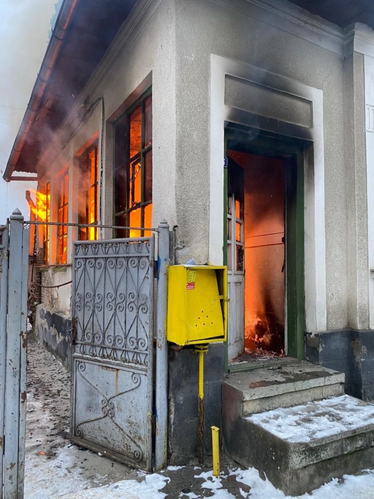 INCENDIU puternic la o casă! Jandarmii au evacuat 7 oameni, printre care și un bebeluș de doar două săptămâni