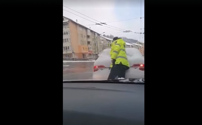 Mereu la datorie! Polițiștii au dat jos zăpada de pe lunetele șoferilor, dar nu au scos și carnețelul de amenzi. VIDEO