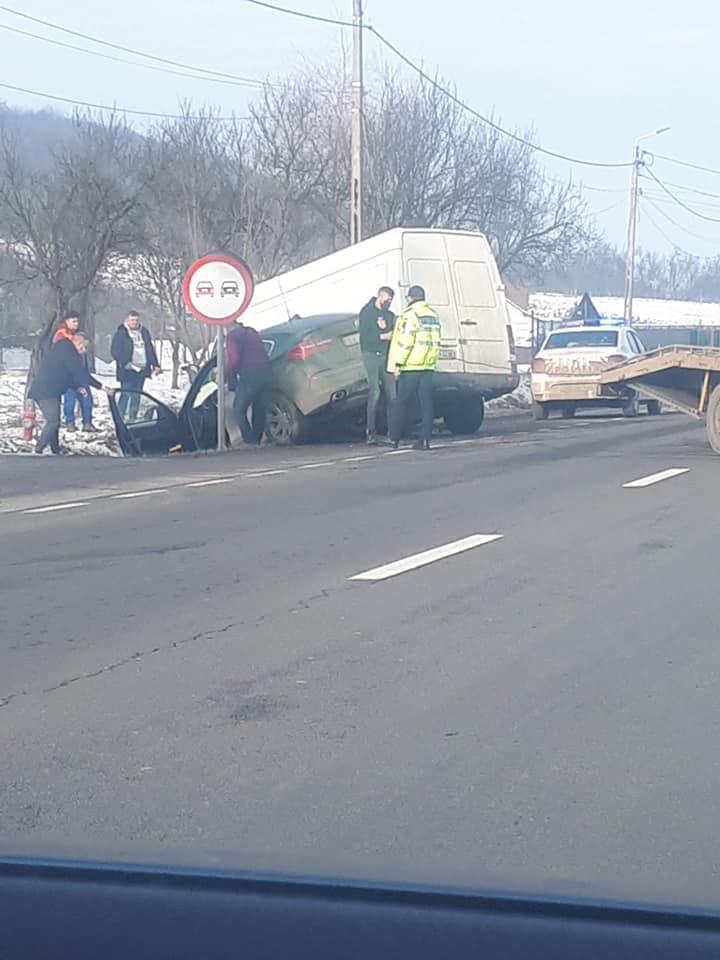 Accident între un BMW și o autoutilitară în localitatea Bunești