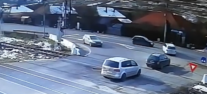 Un vitezoman a lovit o mașină într-o intersecție din Cluj. VIDEO