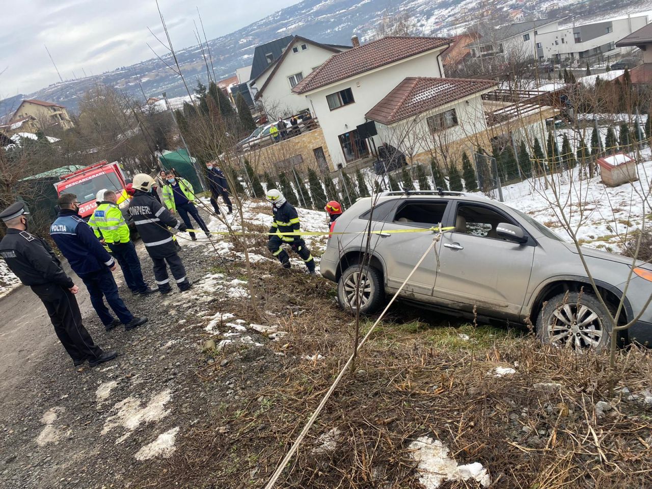 O mașină a alunecat de pe carosabil, pe strada Mihail Sebastian. Trecătorii au oprit prăbușirea mașinii de la 8 metri înălțime