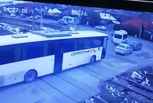 Un autobuz plin cu oameni s-a oprit peste calea ferată în Jucu! La plecare a căzut bariera peste el. VIDEO