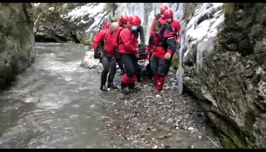 Zece salvamontiști au parcurs un drum de ȘASE ORE, pentru a salva un turist rănit în Munții Apuseni. 