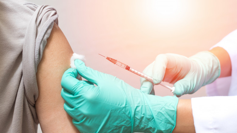 OFICIAL: Vaccinarea oamenilor sub 65 de ani, chiar și bolnavii cronici se amână cu două săptămâni