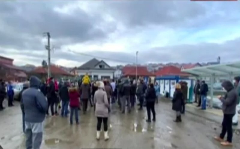 Protest într-o localitate din Cluj. Zeci de oameni cer construirea drumurilor. Sursă foto: România TV. 