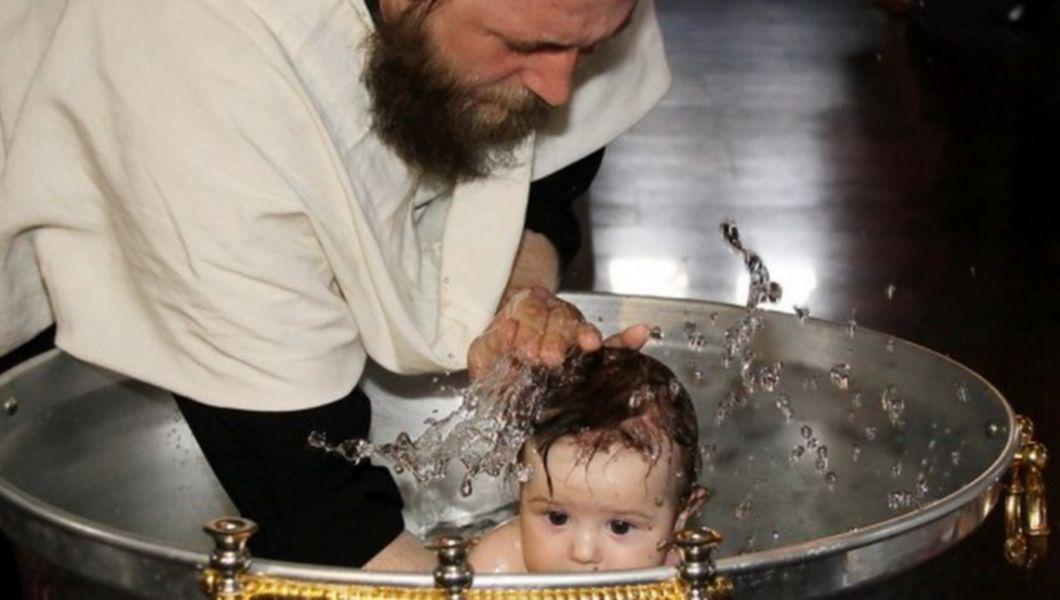 Un bebeluș de doar câteva luni a murit după ce a fost băgat în cristelniță la botez