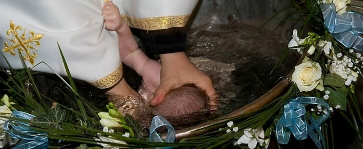 Internauții vor să bată RELIGIA. Petiție online pentru schimbarea ritualului de botez