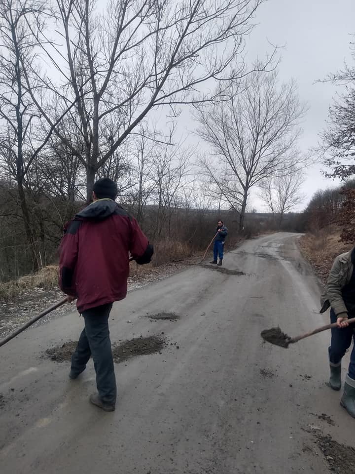 Localnicii unui sat din Cluj își astupă singuri gropile de pe drum, în timp ce „boierii” stau! FOTO