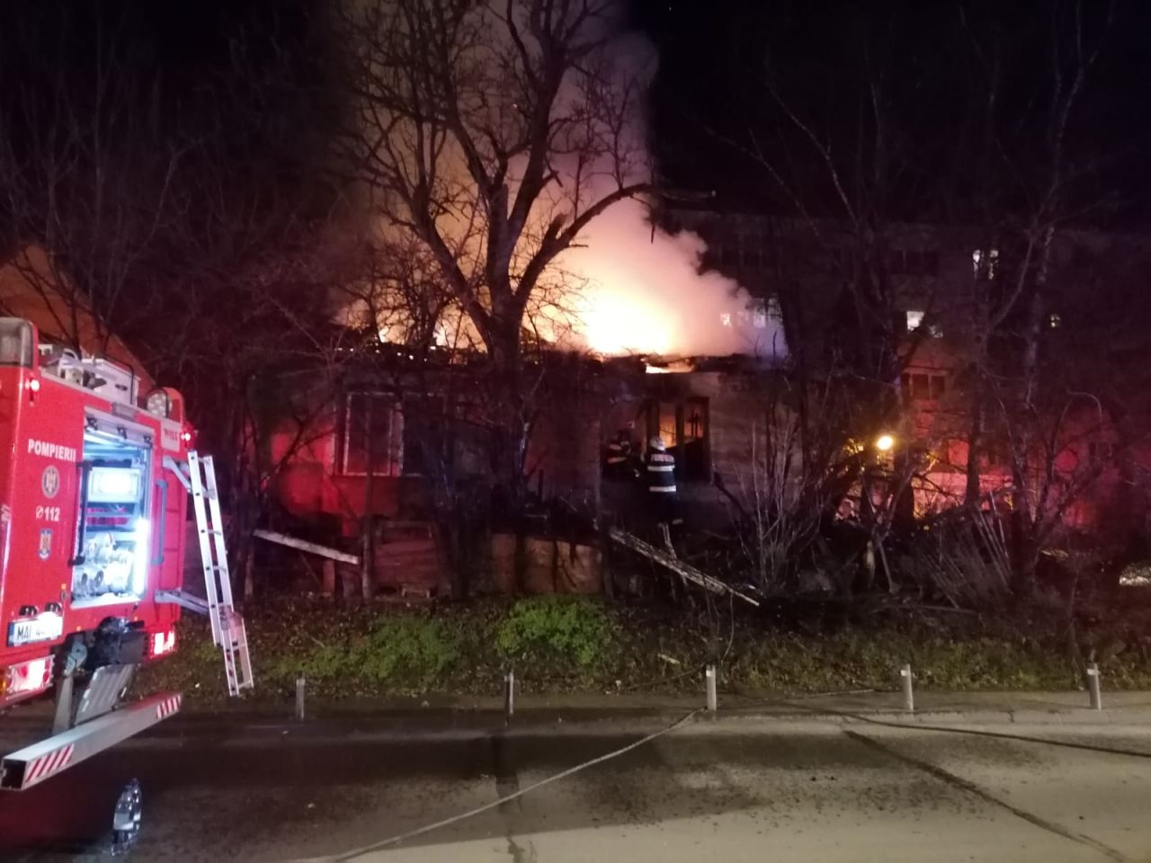 Incendiu puternic pe strada Constantin Brâncuși. Un bărbat de 80 de ani a decedat