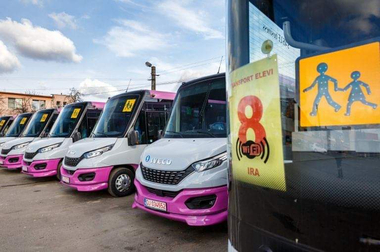 10 autobuze școlare Iveco îi așteaptă de luni pe elevii clujeni