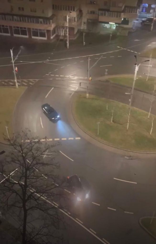 VIDEO. Drifturi ilegale la miezul nopții într-un sens giratoriu din Cluj-Napoca