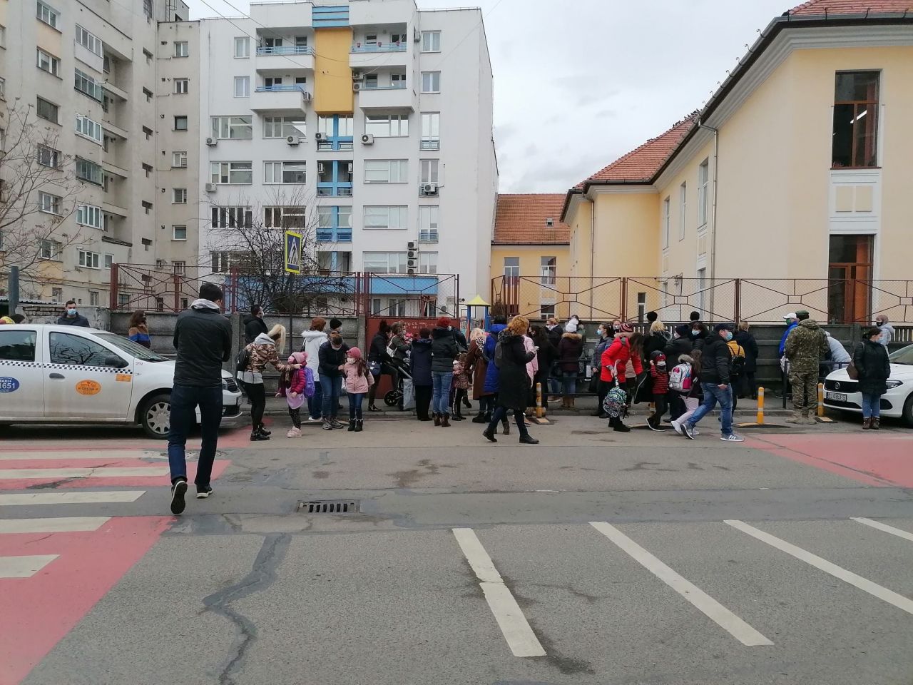 FOTO. Aglomerație la porțile școlilor, în Cluj-Napoca. Părinții s-au înghesuit să își aștepte copiii