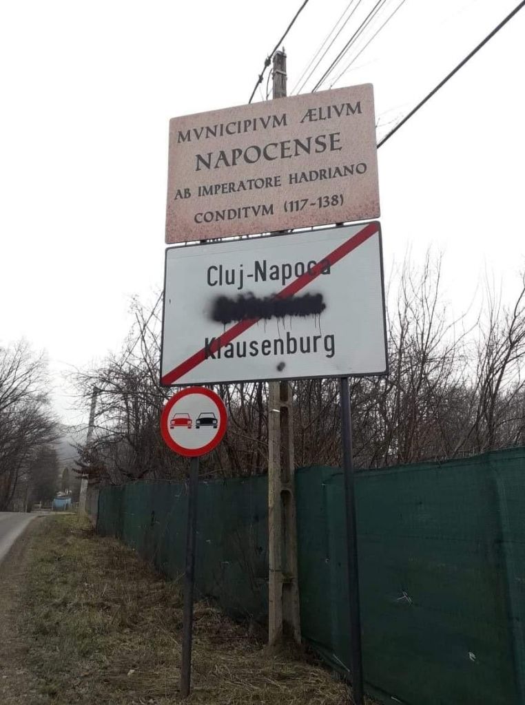 Plăcuța bilingvă de la ieșirea din Cluj-Napoca, VANDALIZATĂ! Numele în limba maghiară, acoperit cu vopsea
