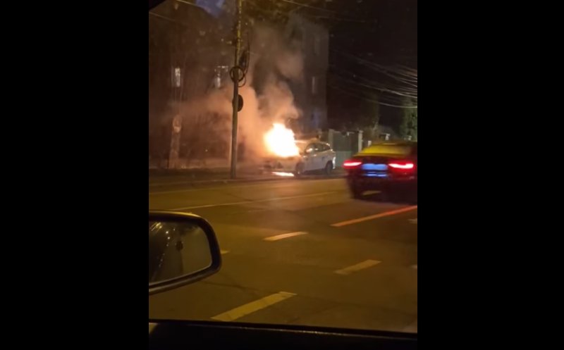 O mașină a ars ca o torță în cartierul Gheorgheni. VIDEO