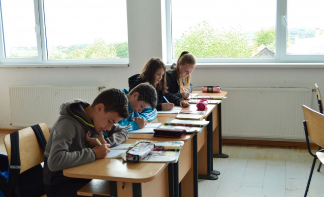 Se deschid școlile cu TOȚI elevii în bănci în 12 localități din Cluj! Mai multe școli își schimbă scenariile