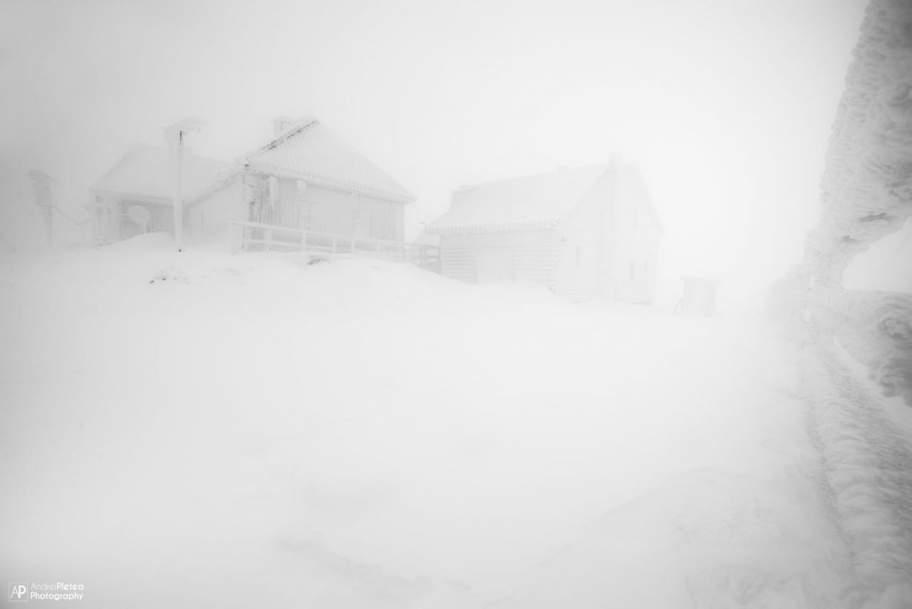 Imagine spectaculoasă de pe vârful Vlădeasa! Zona arată ca la Polul Nord, iar temperaturile sunt EXTREM de scăzute