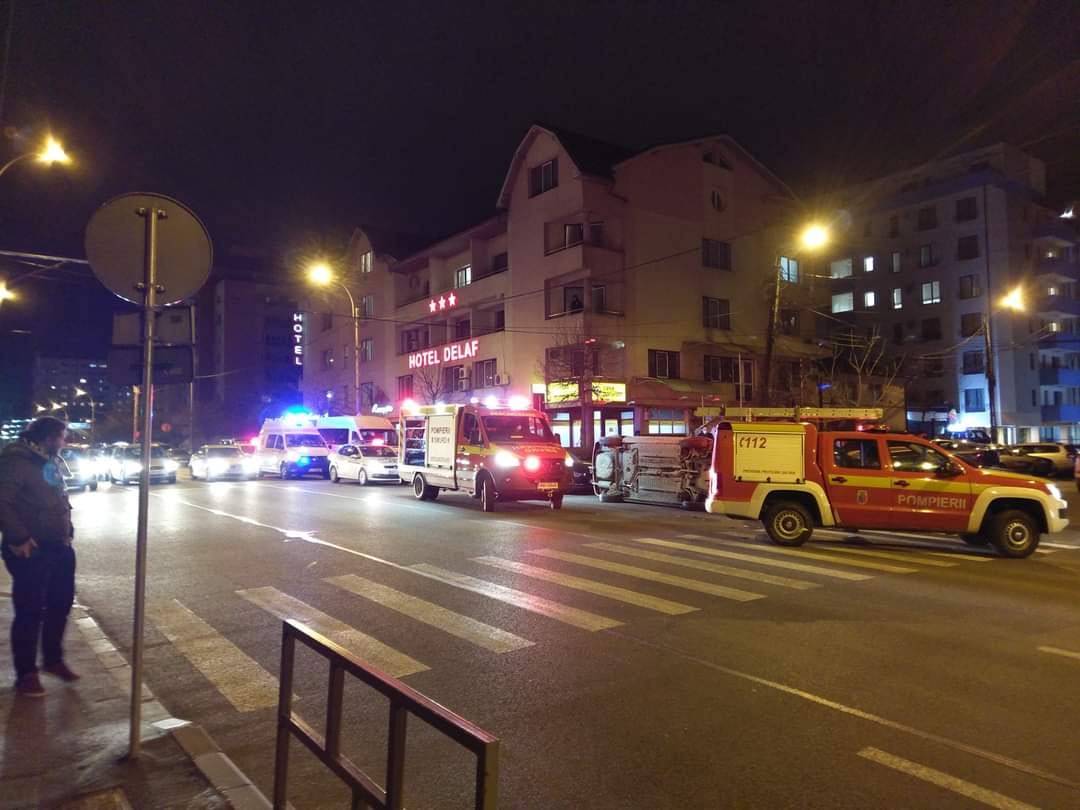 Accident spectaculos în Cluj! O mașină s-a RĂSTURNAT pe Dorobanților. GALERIE FOTO