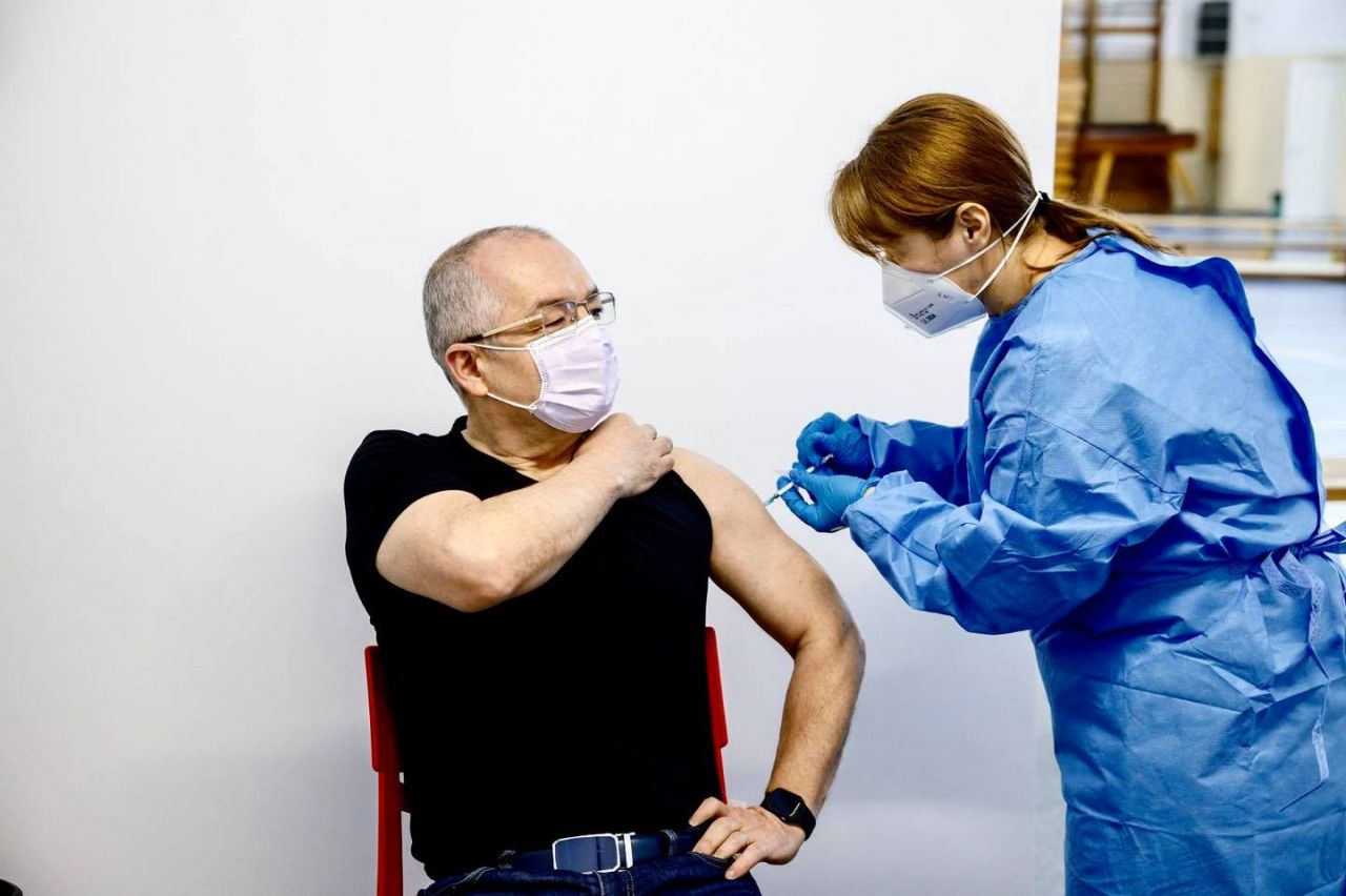 Emil Boc s-a vaccinat anti-COVID! „Recomand tututor să se vaccineze”. Sursă foto: Emil Boc Facebook