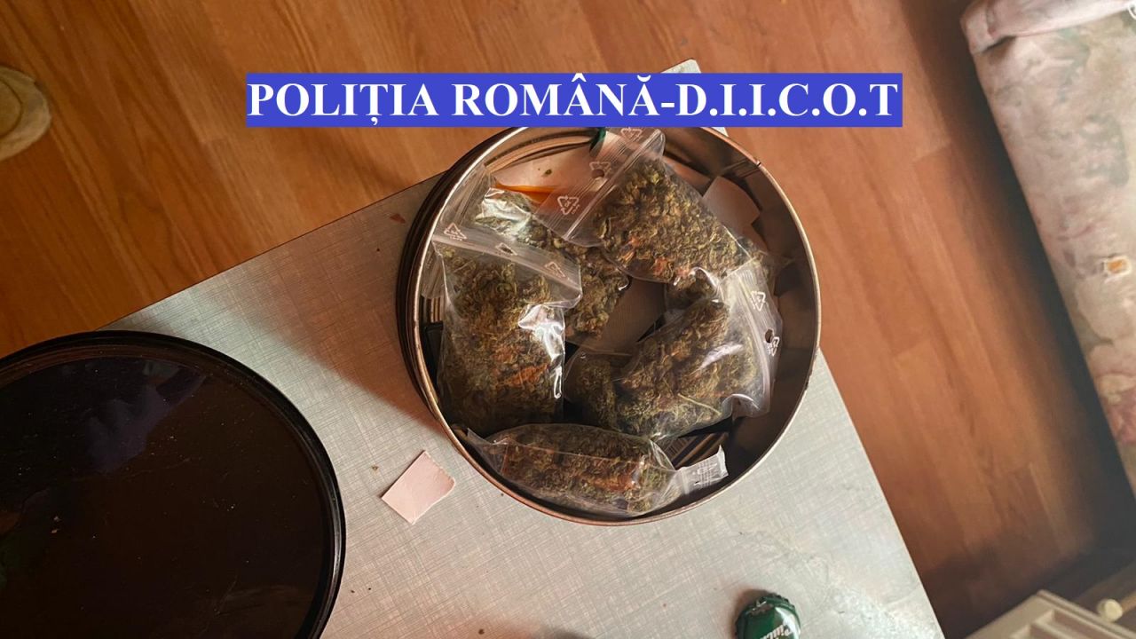 Traficanți de droguri, reținuți în Cluj-Napoca! Polițiștii au găsit aproape 1 kg de „marfă”