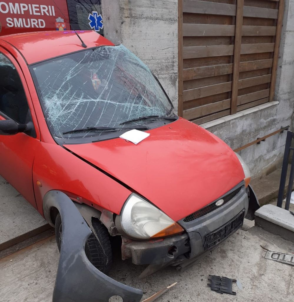 O mașină a ieșit de pe carosabil în Cluj-Napoca