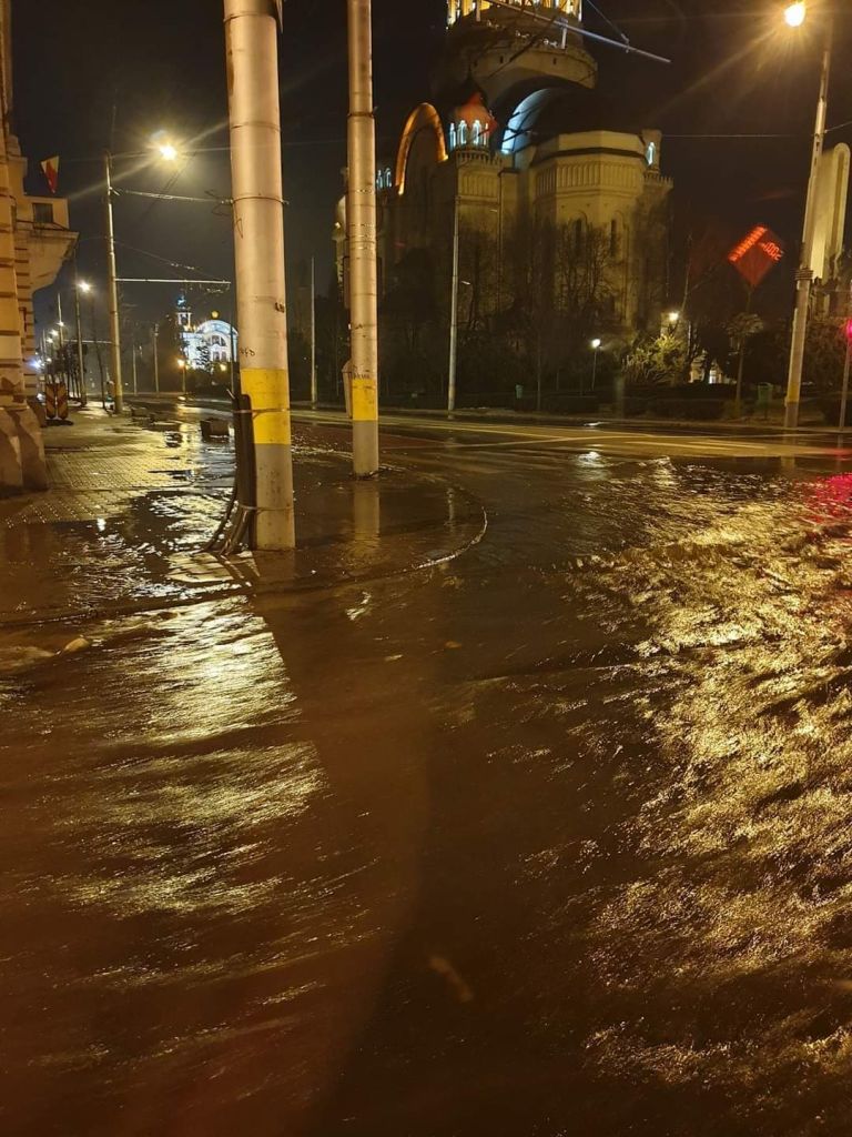 Inundație în Piața Avram Inacu. Sursă foto: Info trafic jud. Cluj